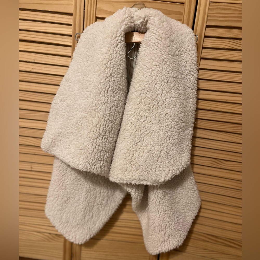 Sherpa vest 
Ana size M 
Soft and warm